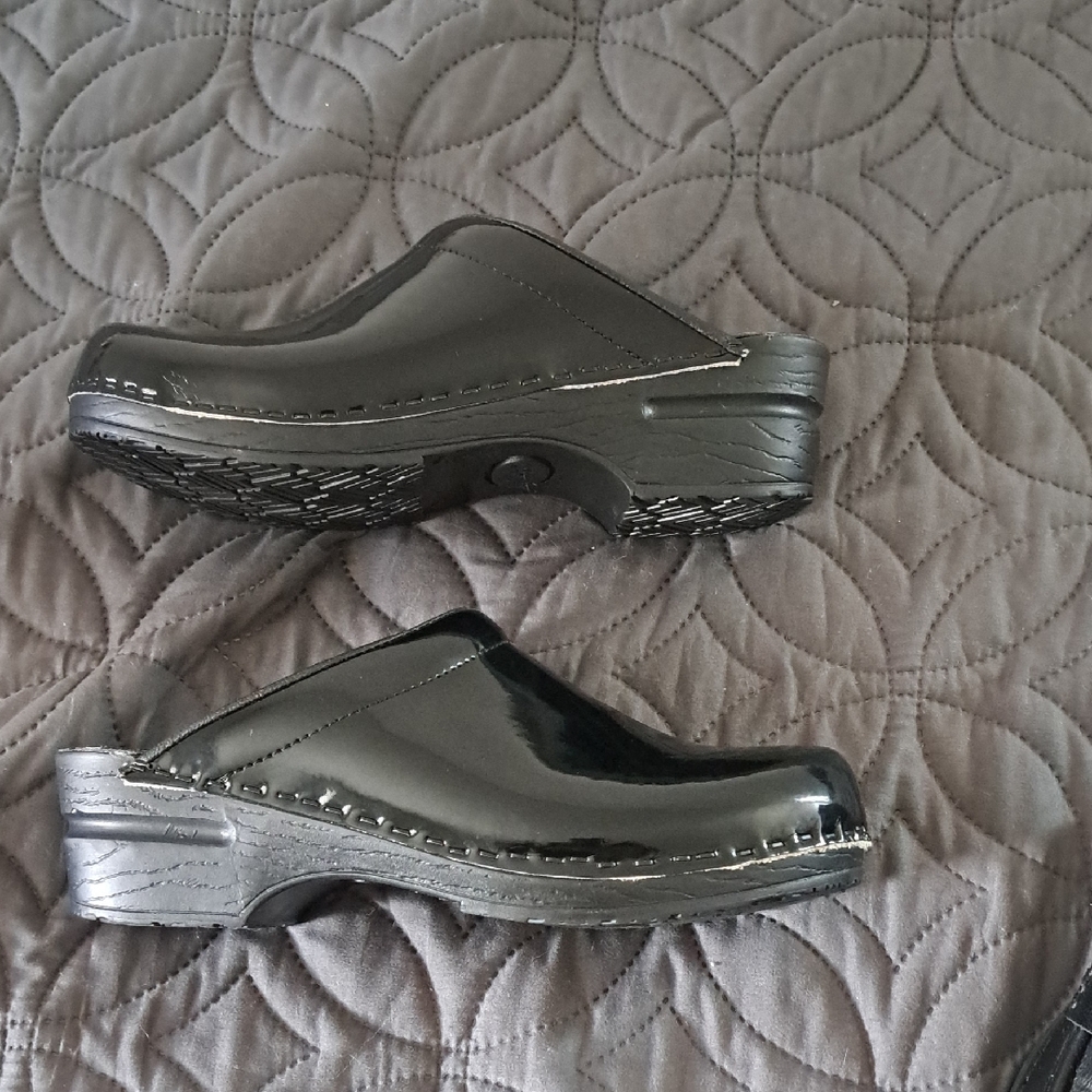 Glossy Black Clogs With Rounded Toe - image 4